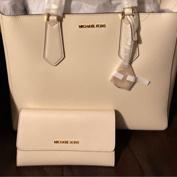 Michael Kors travel set - Picture 2 of 3